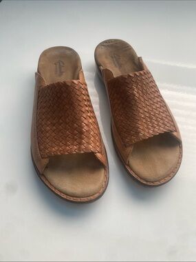 Clarks Woman’s Tan Woven Leather Slide Sandals